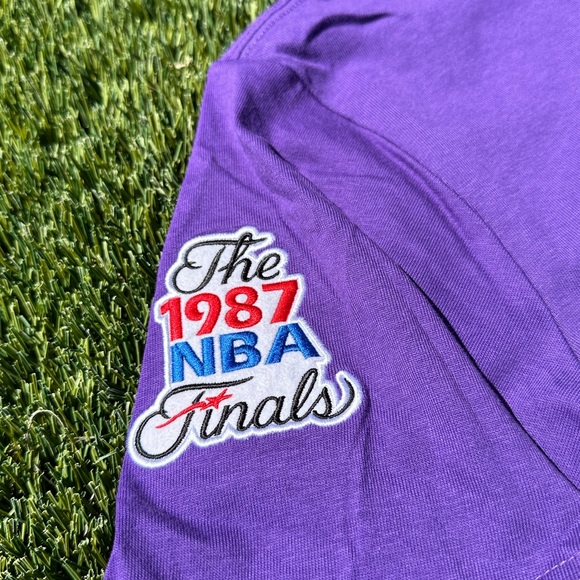 Los Angeles Lakers Mitchell & Ness City of Angels SS Tee Size Medium Purple NWT - Picture 8 of 9
